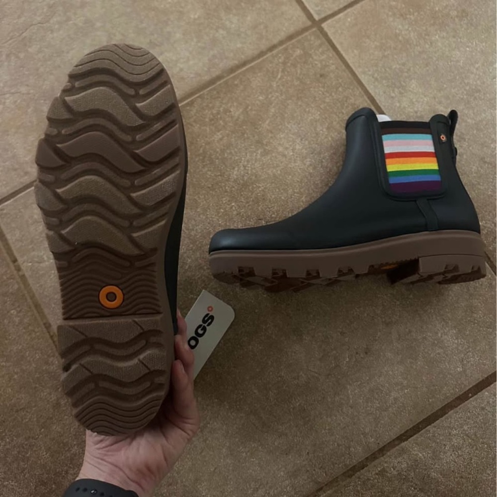 Bogs Holly Chelsea Black Rain Boots with Rainbow Detail - Picture 2 of 4